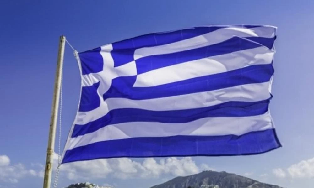 Στρατιωτικός στη Λάρισα κρέμασε τη μεγαλύτερη Ελληνική Σημαία (εικόνα)